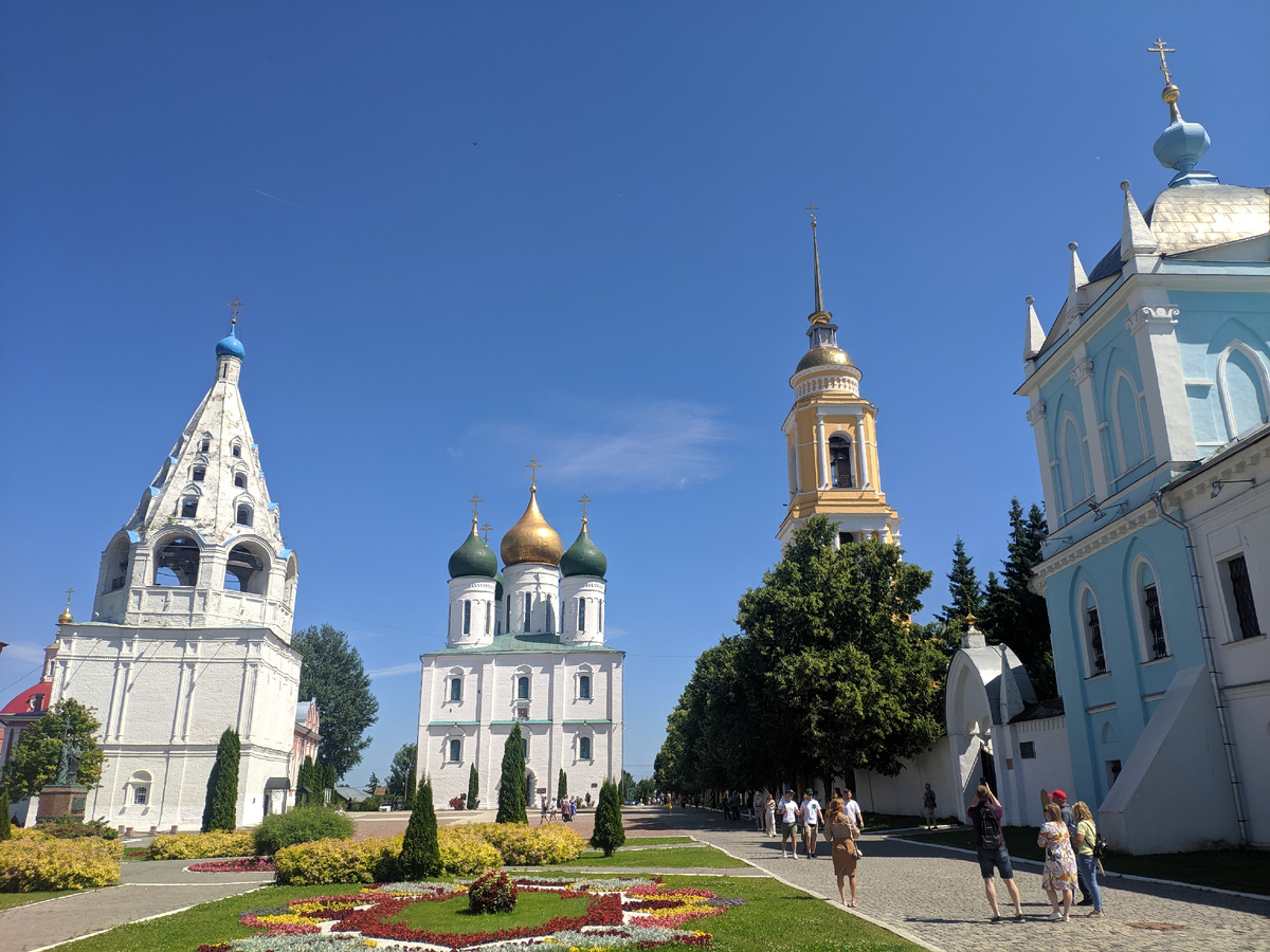 Мотайте фото кнопкой справа