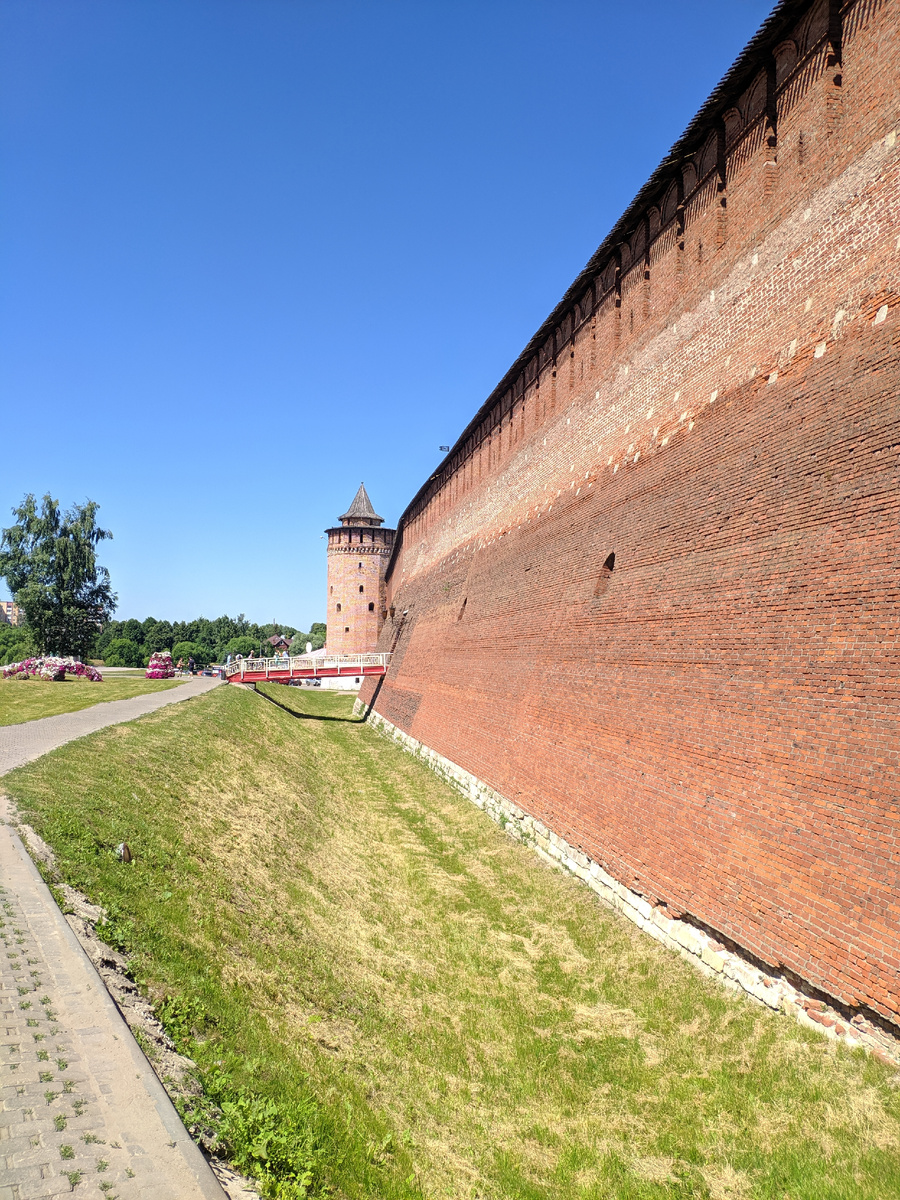 Мотайте фото кнопкой справа