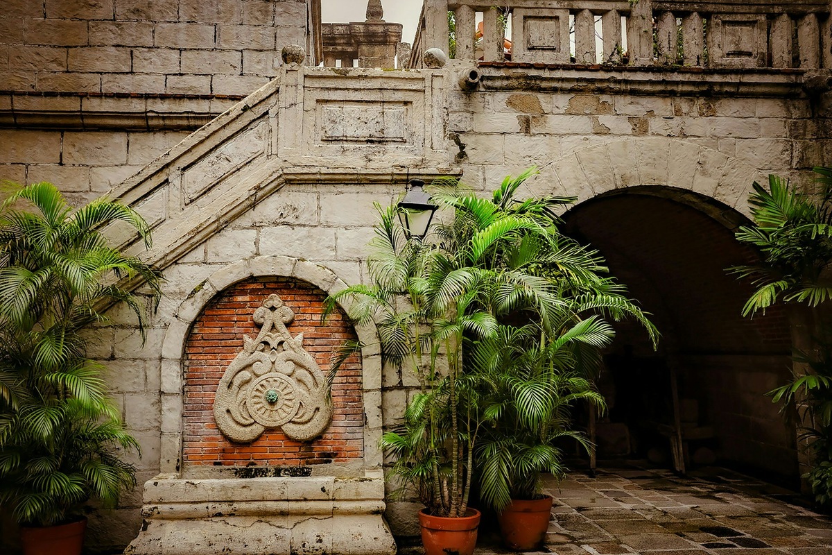 Кстати, по Интрамуросу возят экскурсии на бамбуковых велосипедах. Они здесь особо популярные. Фото: Lad Hara Caingcoy / Unsplash