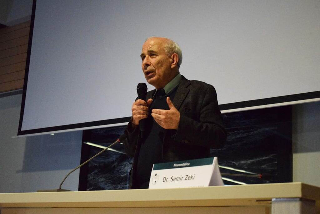 Семир Зеки, фотография с сайта https://ru.denia.com/el-padre-de-la-neuroestetica-habla-en-denia-sobre-la-reaccion-del-cerebro-ante-la-belleza/semir-zeki-en-el-congreso-internacional-del-hospital-de-denia/