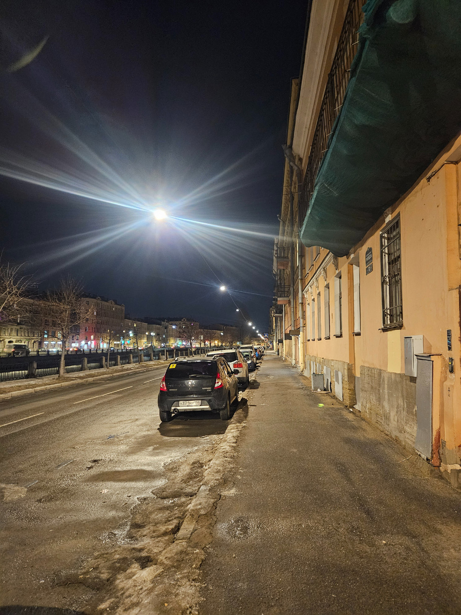 Оставили машинку у особняка заранее. Потом было уже не поставить.