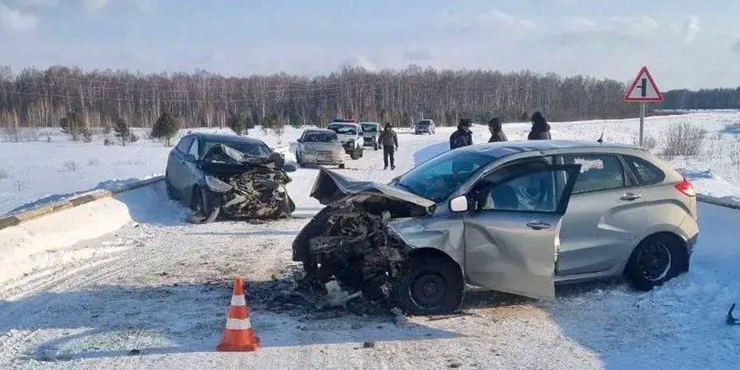В страшной аварии под Омском пострадали пять человек