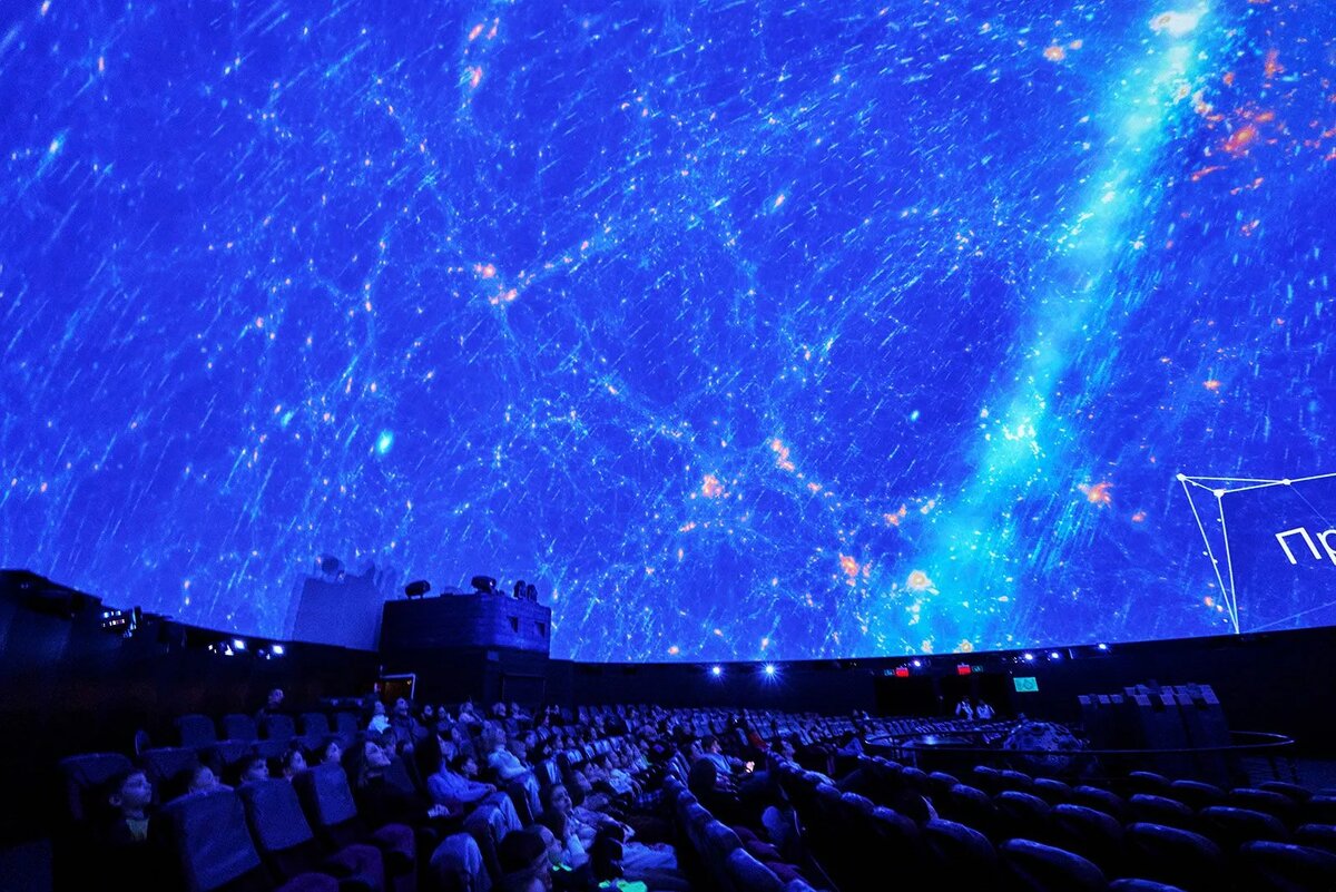 Московский планетарий — один из крупнейших в мире научно-просветительских центров, предлагающий «взгляд в небо» через Большой звездный зал (проекция 9 тыс. звезд)