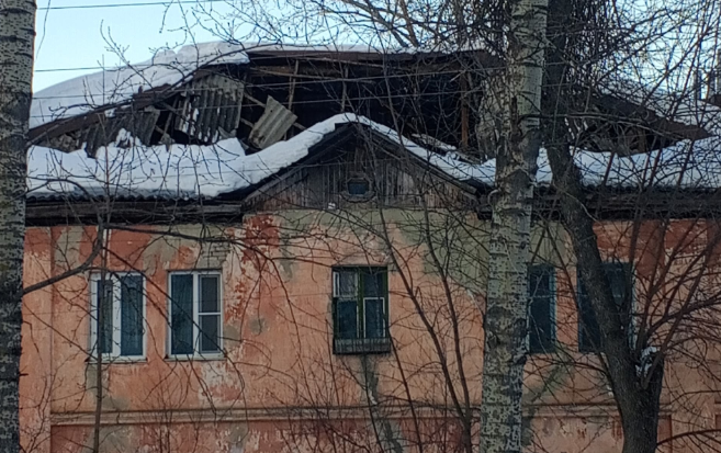   Крыша не выдержала тяжести снега