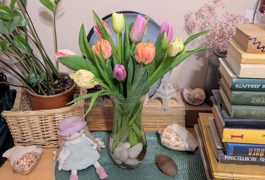 Тбльпаны на комоде 8 марта. Фото автора