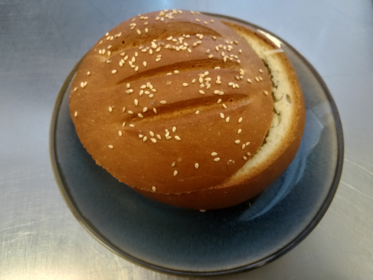 Как вам вариант подачи грибного крем-супа в хлебе?