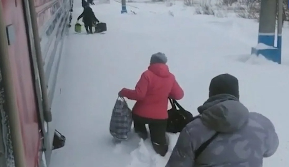 Снежная зима показала всем недостатки кадровой политики РЖД.