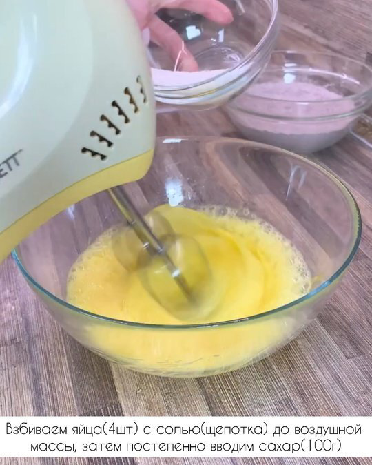 Создание кокосового слоя: В сотейнике смешайте молоко, сахар и сливочное масло. Нагревайте, пока масло не растопится, затем всыпьте кокосовую стружку. Проварите массу на медленном огне 7–10 минут, пока стружка не впитает жидкость и масса не загустеет. Остудите.