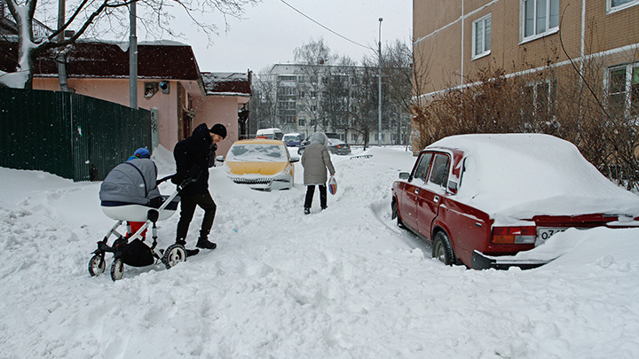    Работа "управляшек" выглядит так: сугробы и нечищенные дворы. Фото: Olenik Iuliia\Shutterstock