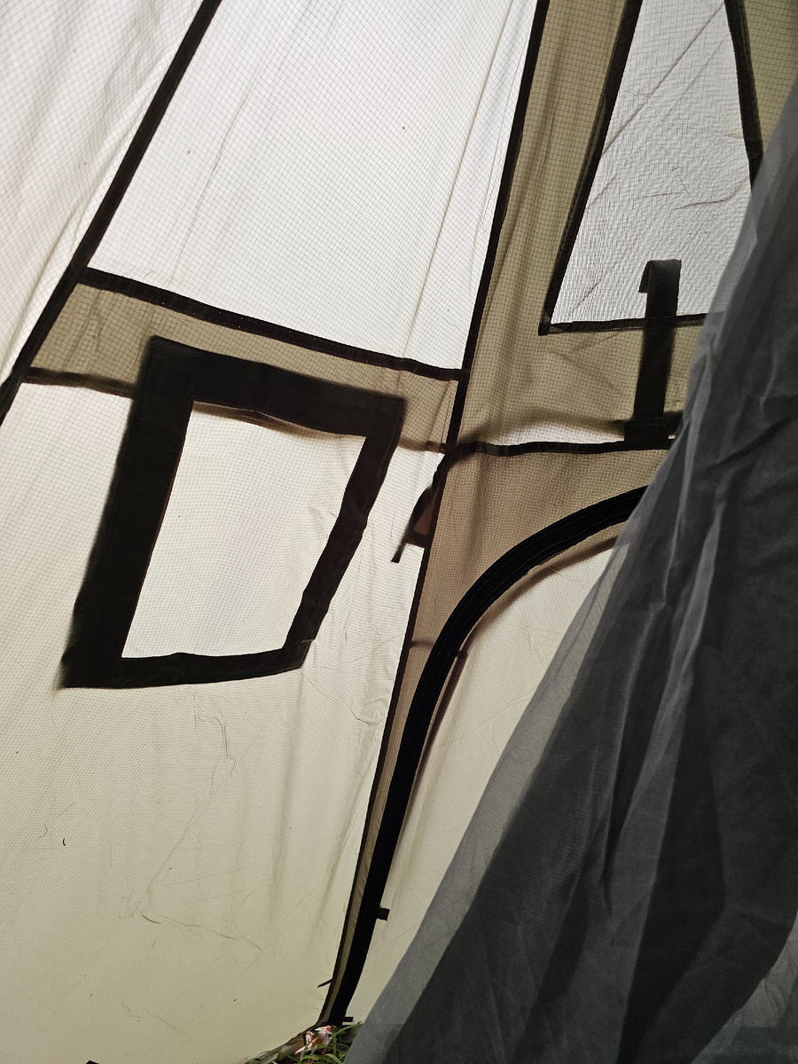 "Люк" в тенте Типи под трубу печки.