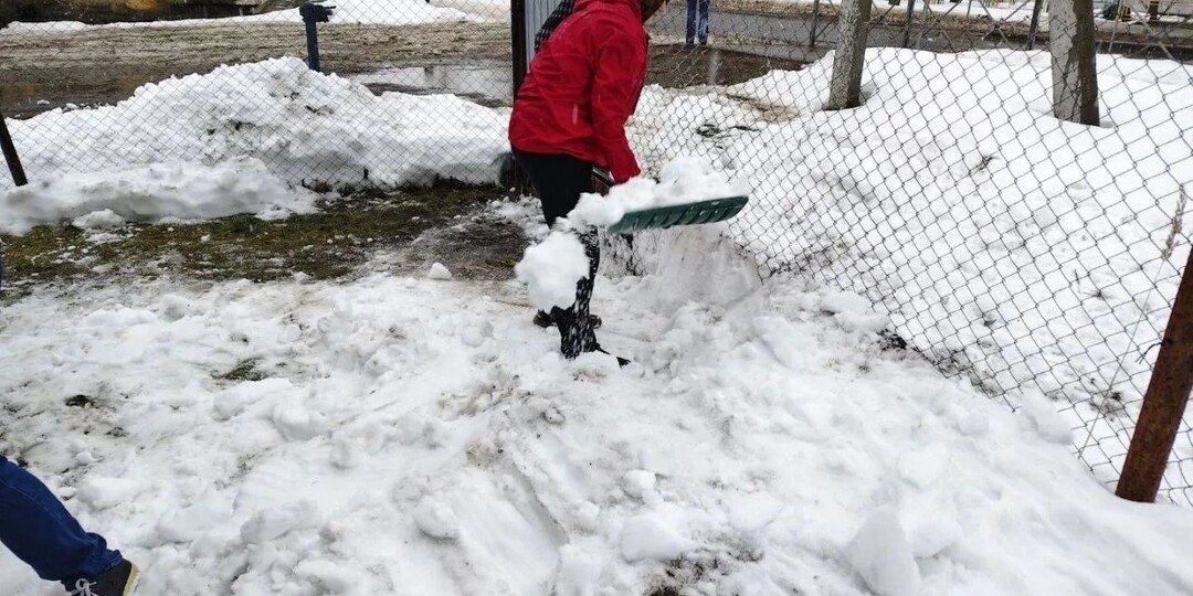 Волонтёры помогли одинокой жительнице Великих Лук расчистить снег у дома
