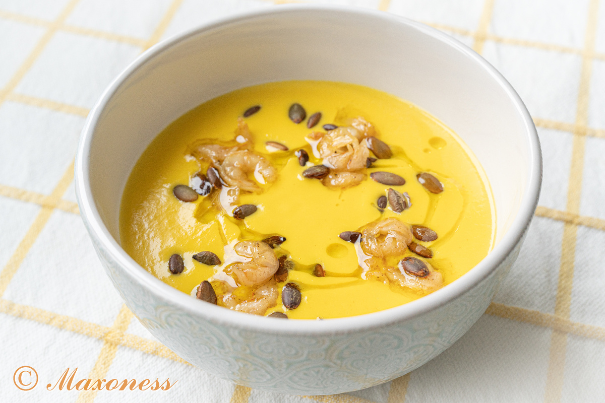 Пряный тыквенный крем-суп с креветками