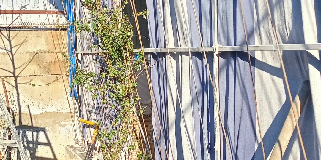 Уработались! Забор достроили