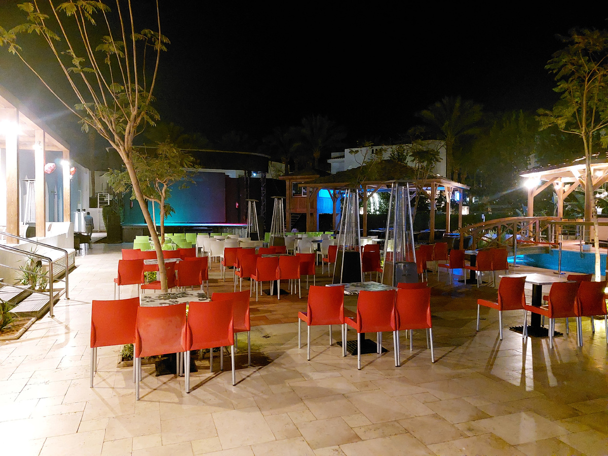 Зона шоу и вечерней анимации (листайте что бы увидеть другие фото)