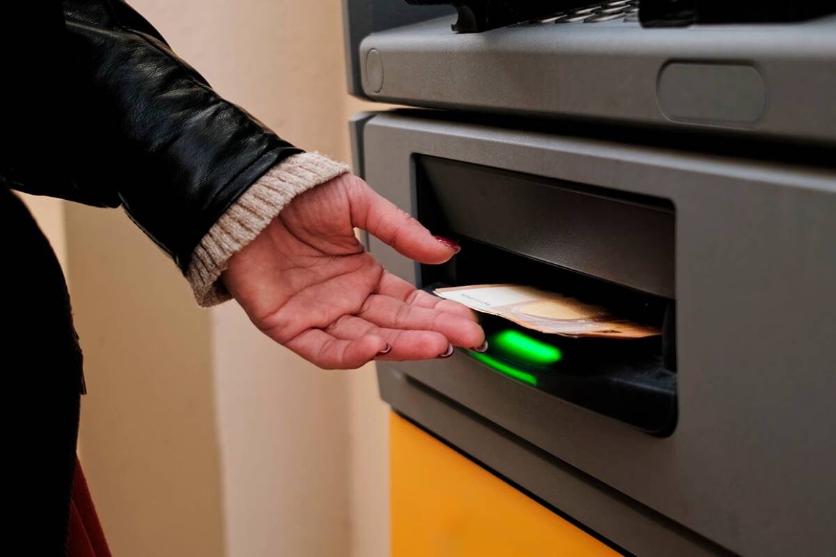 Снятие денег в банкомате начинает привлекать непорядочных людей