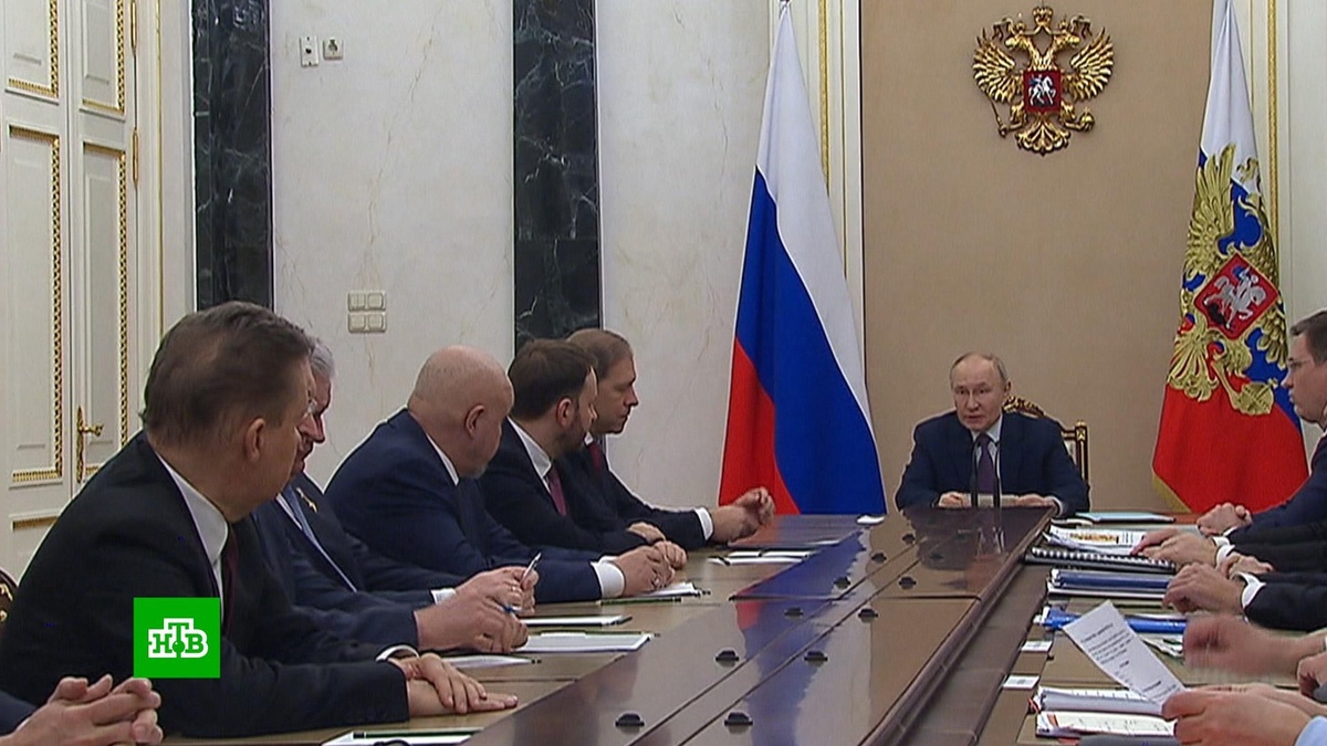    Путин собрал в Кремле совещание по ситуации на мировом рынке нефти и газа