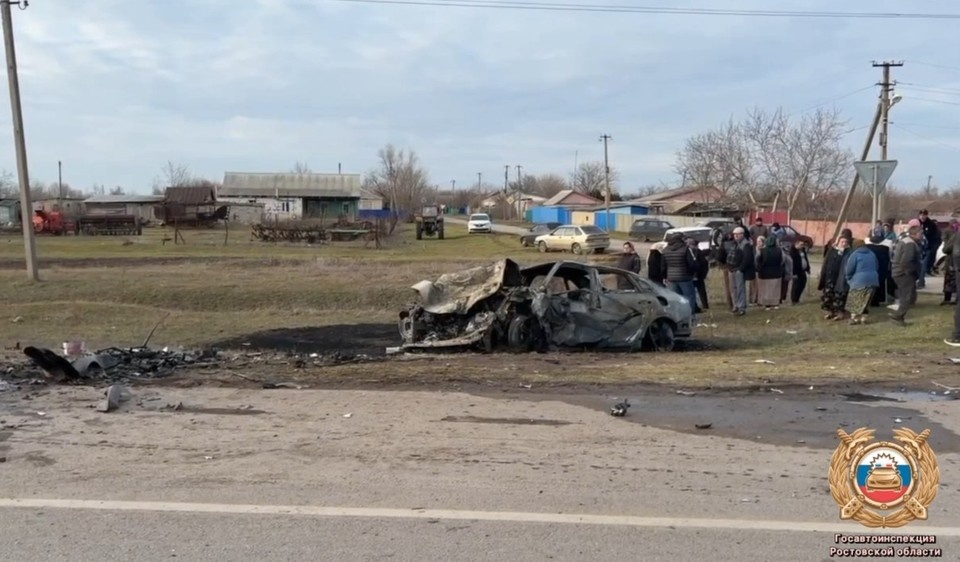    Специалисты устанавливают все обстоятельства и причины произошедшего инцидента. Фото: Госавтоинспекция РО.