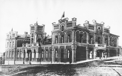 Первое каменное здание магазина (1882—1884). Источник: https://ru.wikipedia.org/