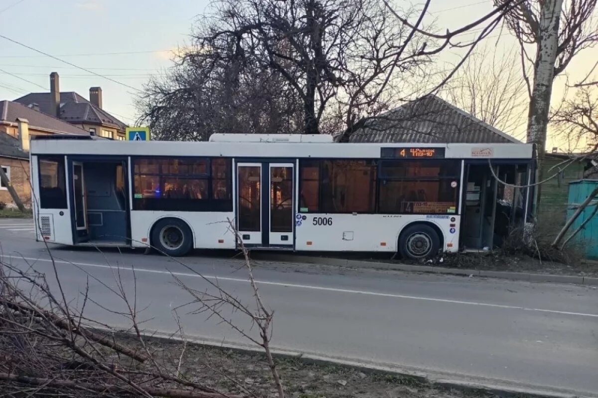    В Ростове автобус врезался в дерево