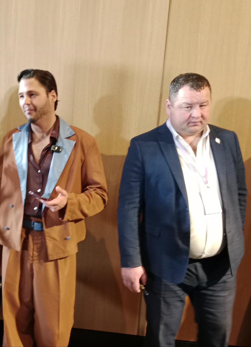 Красивый, а другой богатый)