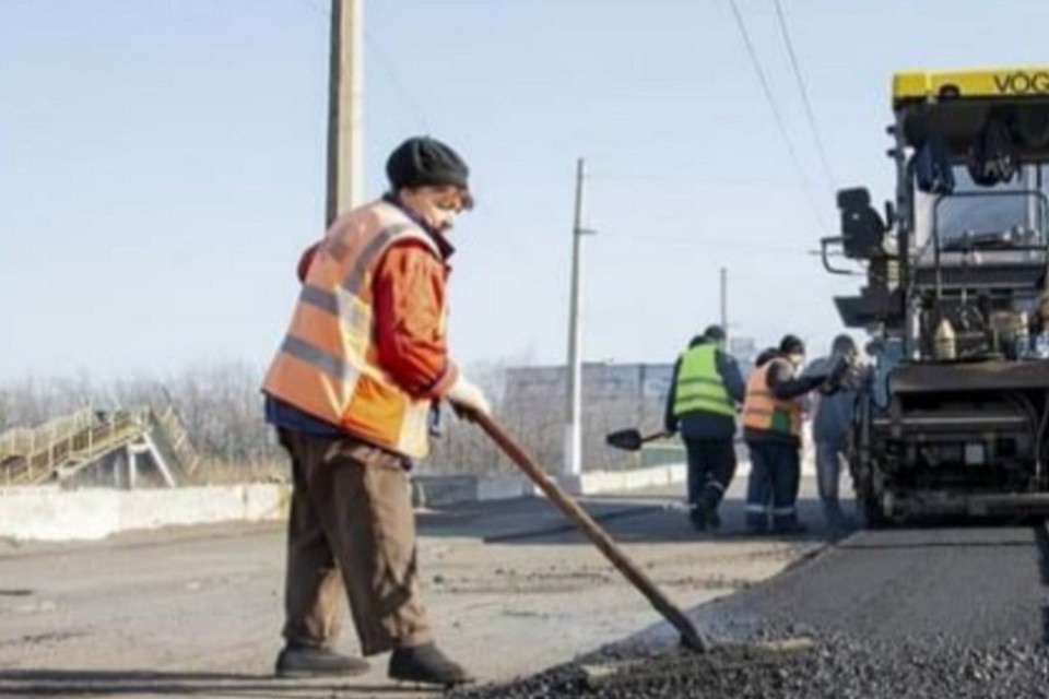    В Республике немало женщин задействованы в дорожном строительстве. Фото: Минтранс ДНР