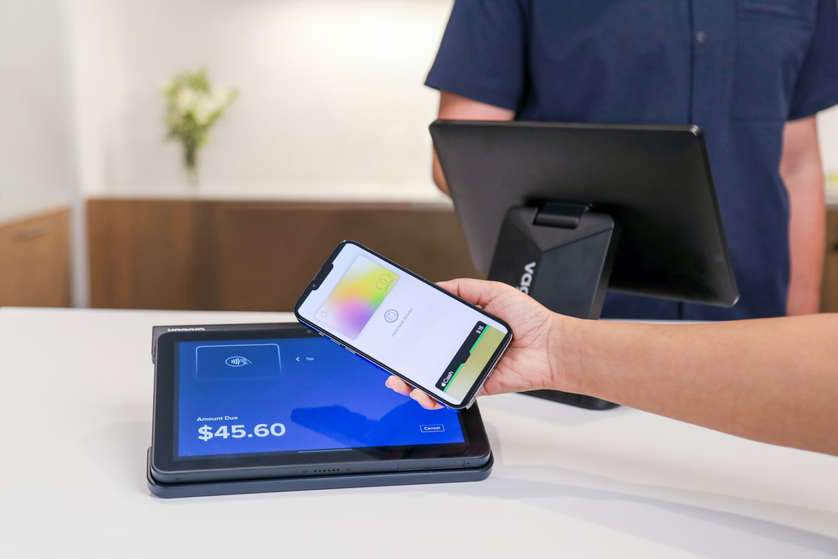 Санкции и отключение Visa/Mastercard: почему карты российских банков не подключаются к Apple Pay.