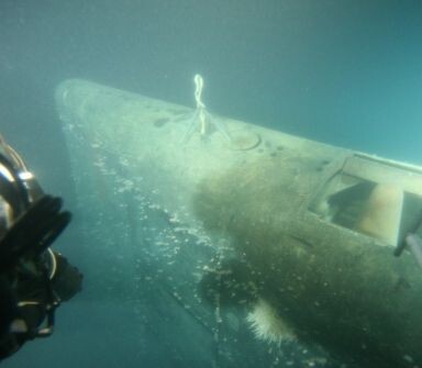 Фото из сети интернет, свободный доступ. /  Фрагмент ограждения рубки, правый борт, вид в корму.