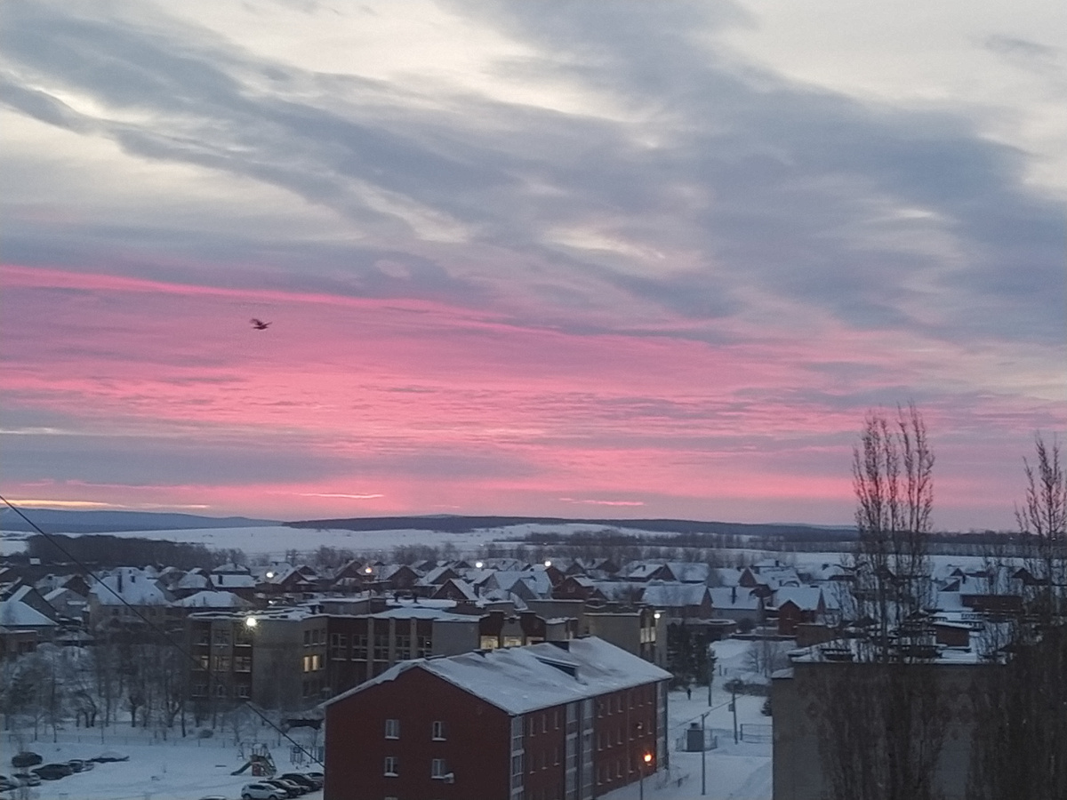 Просто общаться. Так не бывает. Бывает взаимодействовать или что-то ещё. 