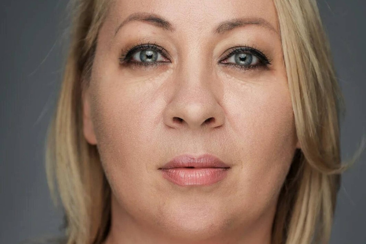     Погибших в автокатастрофе 45-летнюю актрису сериала «Универ» Екатерину Ведунову и ее дочь похоронили в Балаково - видео