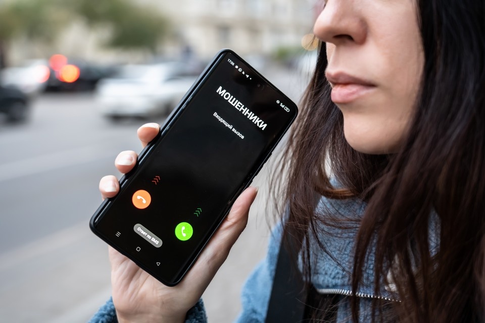    Следуя указаниям мошенника, потерпевшая перевела на неизвестный счет свои деньги. ИВАНОВА Диана