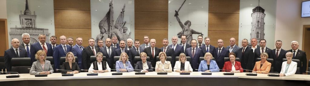 Среди этих замечательных людей большинство поддерживают розничную сдачу на прокат клочков земли, пропитанной кровью предков.