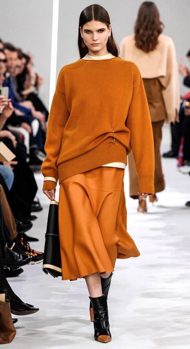 Брошь или стильная булавка способны преобразить буквально всё: от строгого пиджака до простого хлопкового платья.