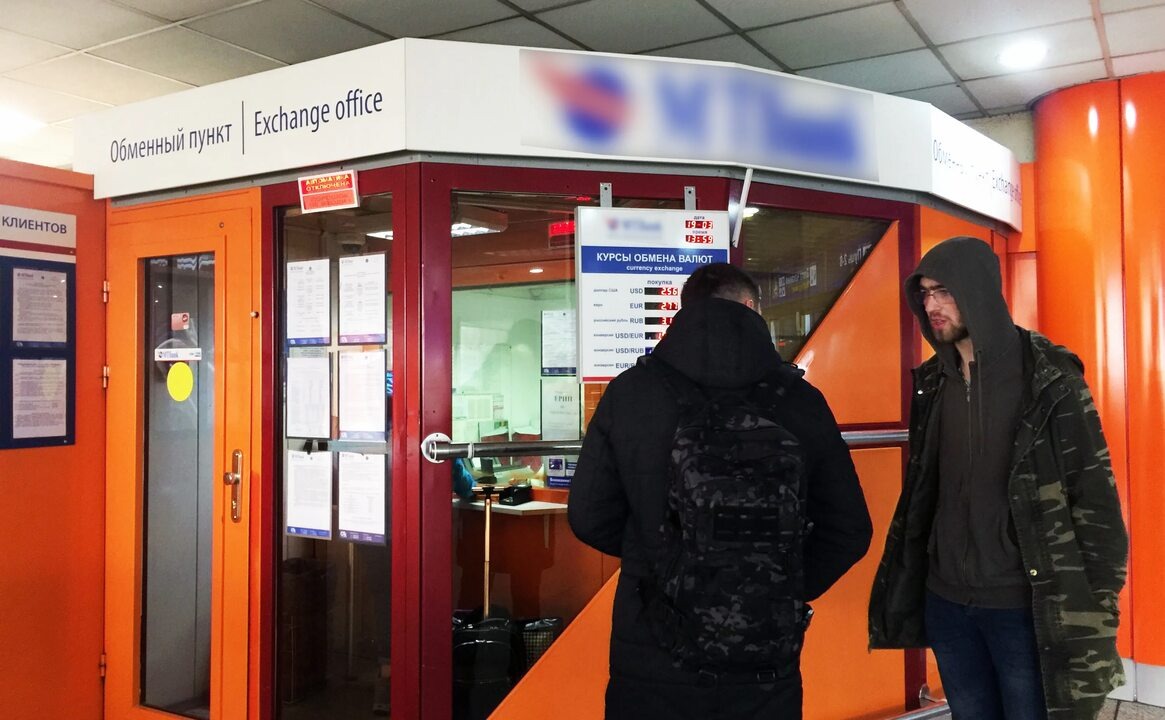 Обмен валюты с рук может оставить вас без денег