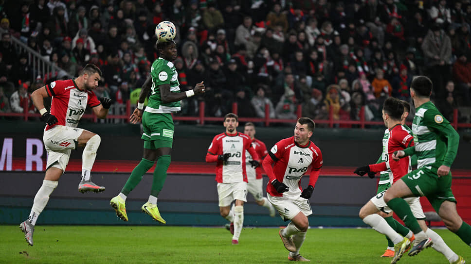 Момент матча между столичным «Локомотивом» и грозненским «Ахматом».📷Фото: Глеб Щелкунов / Коммерсантъ