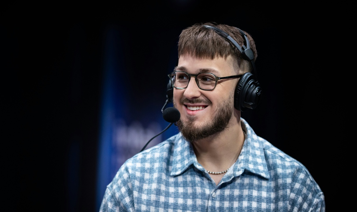     Во время паузы jL периодически появлялся на турнирах уже в роли аналитика и комментатора