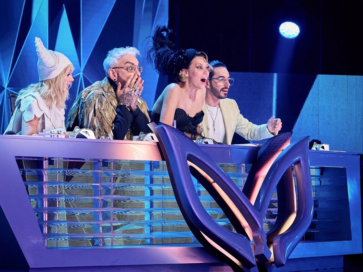    Звездное жюри пыталась разгадать личности участников за пестрыми костюмами