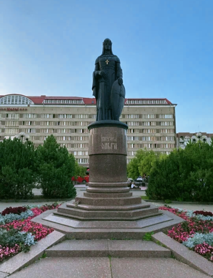 Памятник княгине Ольги в городе Псков 