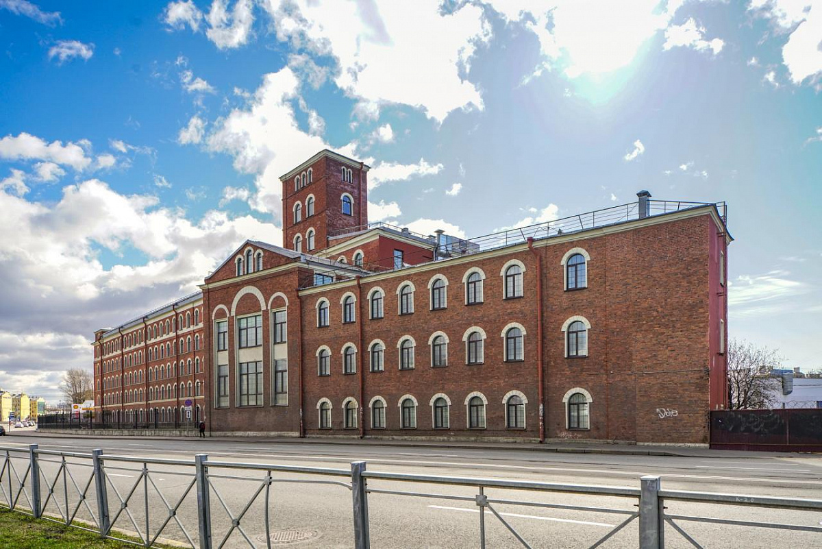 Источник: https://redeveloper.ru/redeveloperskie-proekty/realise_actual/mnogofunktsionalnyy-kompleks-i-kreativnoe-prostranstvo-tkachi-sankt-peterburg-rossiya/