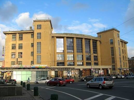 Источник: https://opeterburge.ru/sight/dvorets-kultury-imeni-m-gorkogo.html