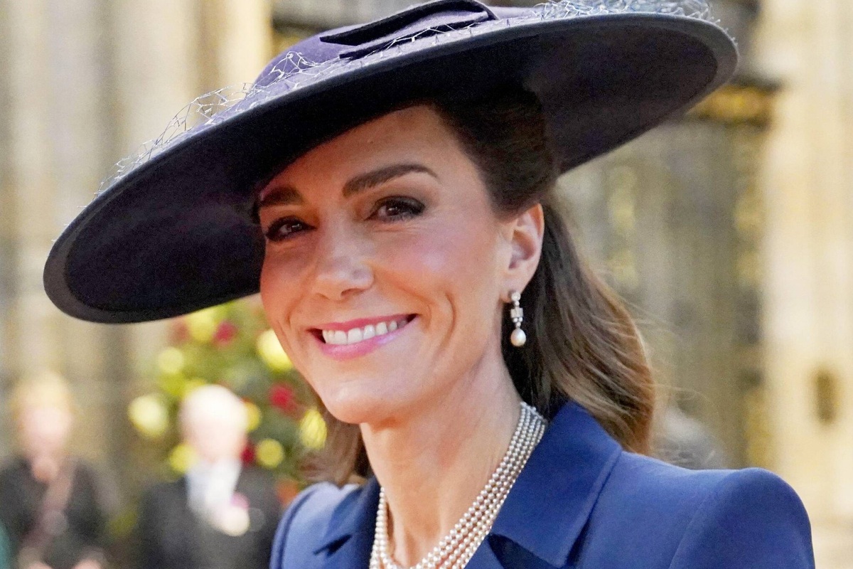     «Дамы хихикали, а протестующие кричали»: Кейт Миддлтон с мужем присоединились к королю впервые после ареста Эндрю