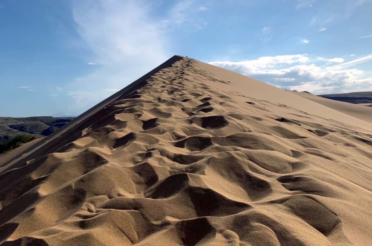 Есть предположение, что бархан изменился в высоту из-за мощного землетрясения в 1970 году.