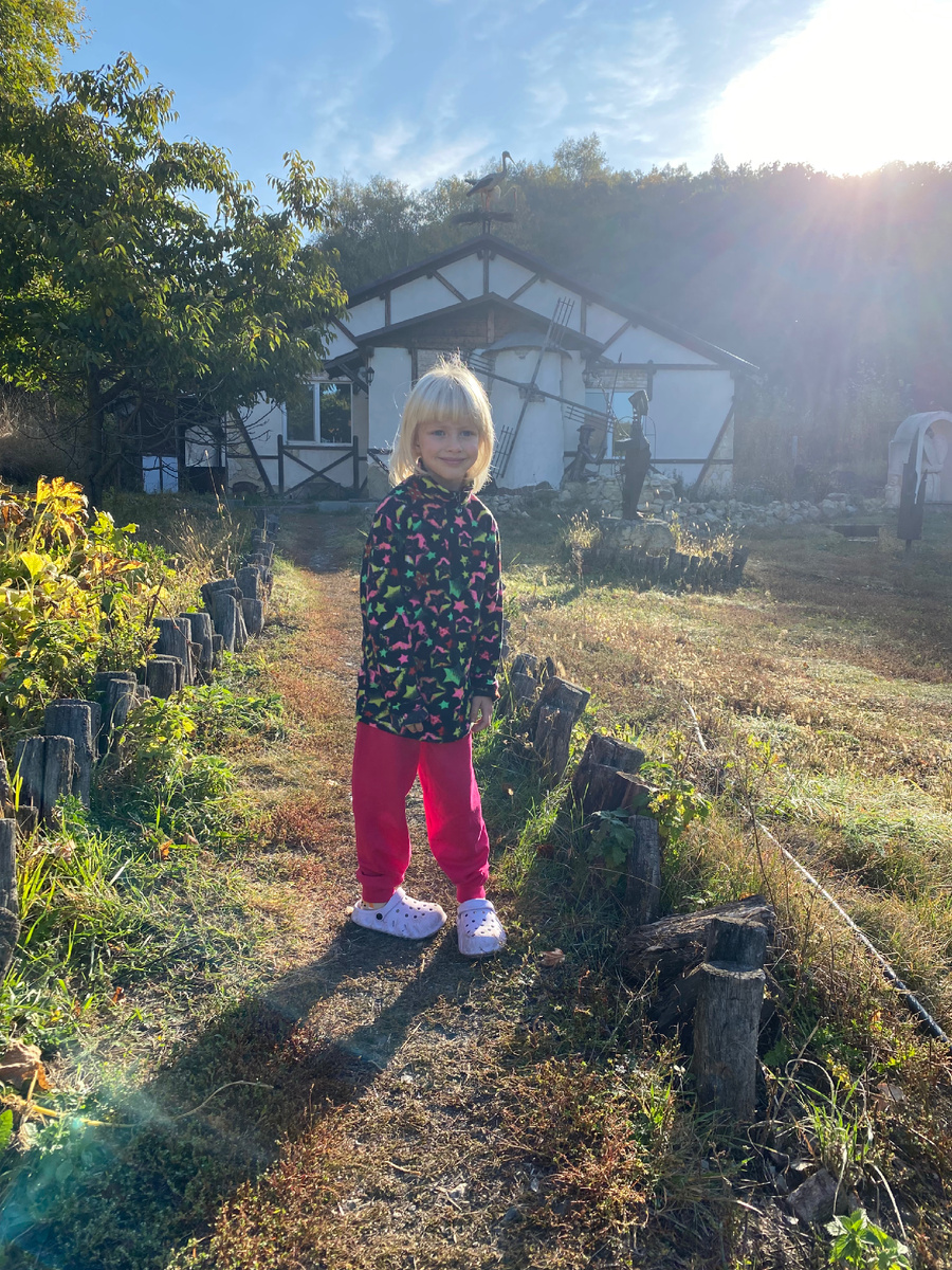 Это наша дочка Аленка и её первый приезд в лох. Таким был сад 10 октября 2023 года