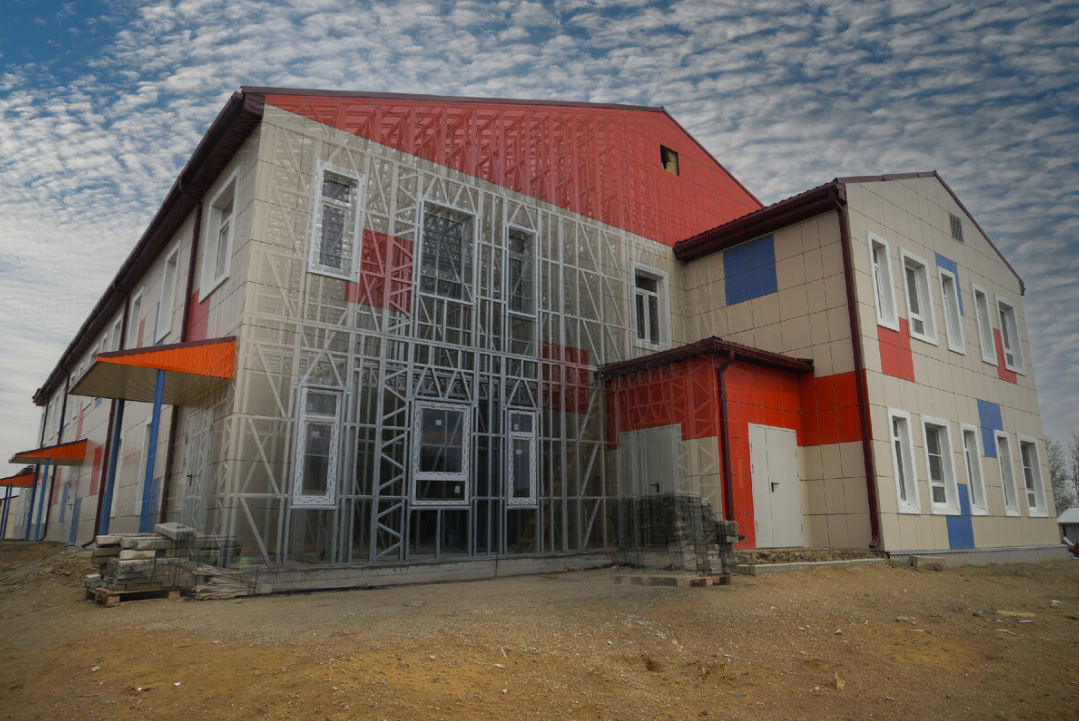 Завод ЛСТК Астекхоум предлагает современные решения для строительства детских садов на 11 групп по стандартам качества, которым доверяют заказчики по всей России и СНГ. Технология ЛСТК (легкие стальные тонкостенные конструкции) обеспечивает высокую скорость возведения, долговечность и гибкость проектирования - идеально для социальных объектов.

Преимущества наших ЛСТК
Быстрое строительство. Конструкции изготавливаются на заводе и собираются на объекте как конструктор, без длительных простоев.

Экономия бюджета. Легкие материалы уменьшают расходы на транспортировку и фундамент, смета прозрачная, есть скидки на объем.

Надежность и безопасность. Контроль качества на каждом этапе, соответствие ГОСТ, СНиП и ISO, устойчивость к разным климатическим условиям.

Почему выбирают нас
1) Безупречное качество и контроль на каждом этапе

Мы работаем по стандартам ГОСТ, СНиП и ISO: от проектирования до выпуска деталей и комплектации. Все элементы изготавливаются на заводе с точной геометрией, что снижает риск ошибок на монтаже и дает предсказуемый результат по качеству.

2) Прозрачная смета и выгодные условия

Смета детально просчитывается заранее: вы понимаете, за что платите, и избегаете неожиданных расходов. Предлагаем гибкие цены, скидки для объемных заказов и программу лояльности - удобно для муниципальных и серийных проектов.

3) Быстрые сроки: от проекта до сдачи

Параллельные процессы (проектирование, производство, подготовка к монтажу) ускоряют реализацию. На объект приезжает готовый комплект, который собирается быстро, без лишних простоев.

4) Доставка и работа по всей России и СНГ

Организуем логистику и сопровождаем проект на всех этапах: от консультации и подбора решения до поставки комплекта и контроля выполнения работ. Это особенно важно для удаленных регионов, где критичны сроки и надежность поставок.

5) Надежность, долговечность и гарантия

ЛСТК-конструкции рассчитаны на длительную эксплуатацию и разные климатические условия. Мы даем гарантию и закладываем запас