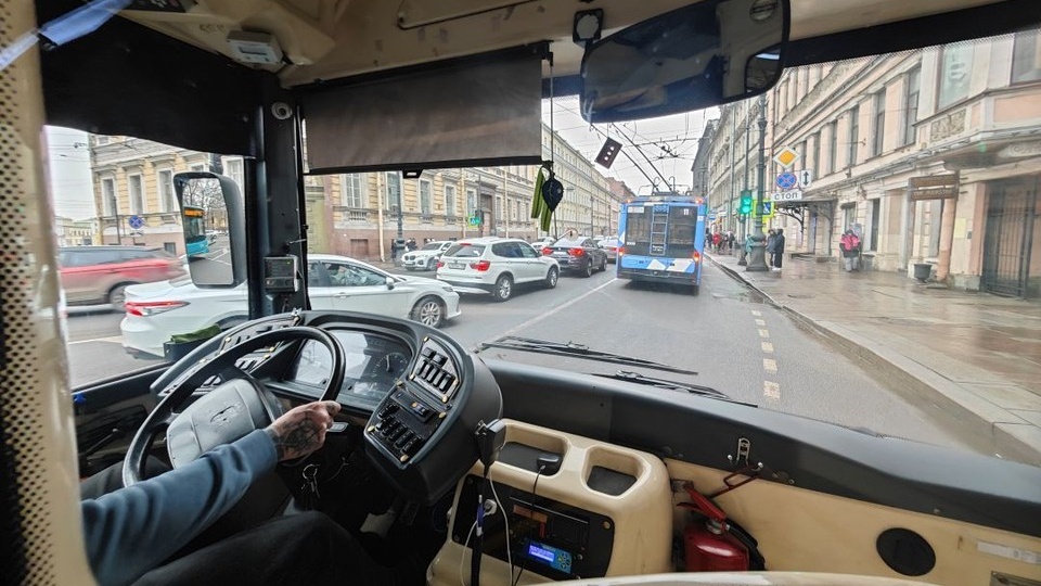 Из-за резкого торможения в Ростове автобус врезался в дерево