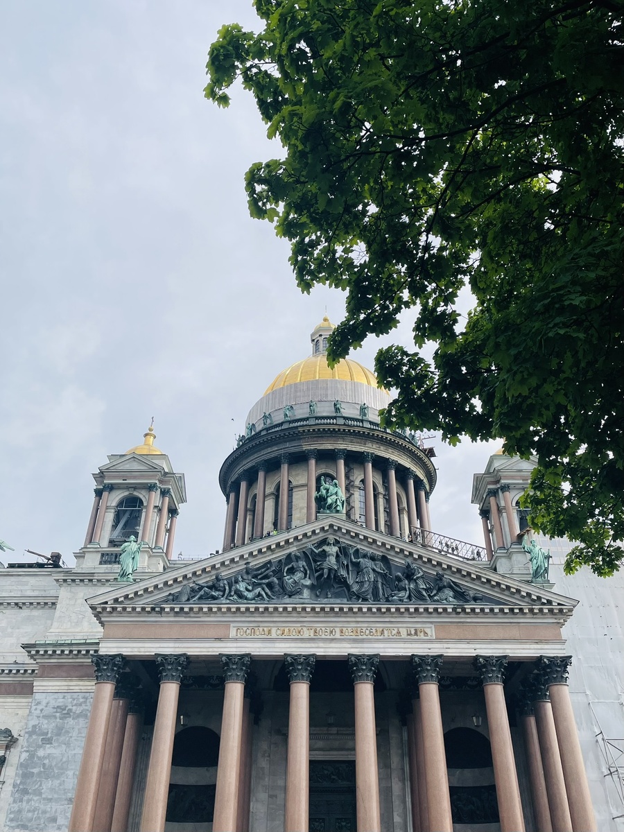 Исаакиевский собор (собор преподобного Исаакия Далматского) — крупнейший православный храм в Санкт-Петербурге. Расположен на Исаакиевской площади.  Санкт-Петербург, июнь, 2025