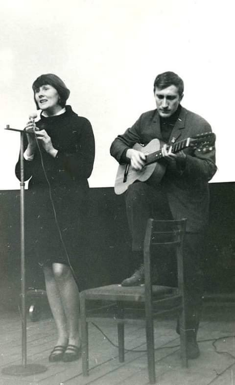 Валерий Александрович Миляев (5 августа 1937, Куйбышев — 16 декабря 2011, Москва) — советский и российский физик, доктор физико-математических наук, профессор, директор Тарусского филиала Института общей физики Российской Академии наук (ИОФ РАН), заведующий Отделом экологических и медицинских приборов ИОФ РАН, главный учёный секретарь Академии ИПРБ. Кроме того, известен как бард, автор песни "Весеннее танго". В кадре - с женой, актрисой театра и кино Людмилой Ивановой (22 июня 1933, Москва — 7 октября 2016, там же)