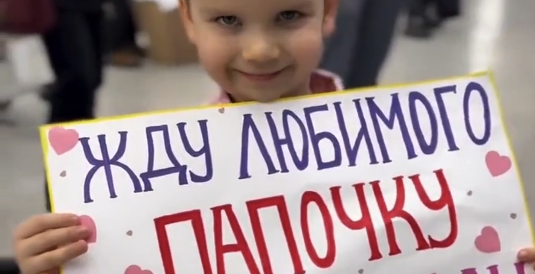 Восторг от побед папы, или от его подарков...