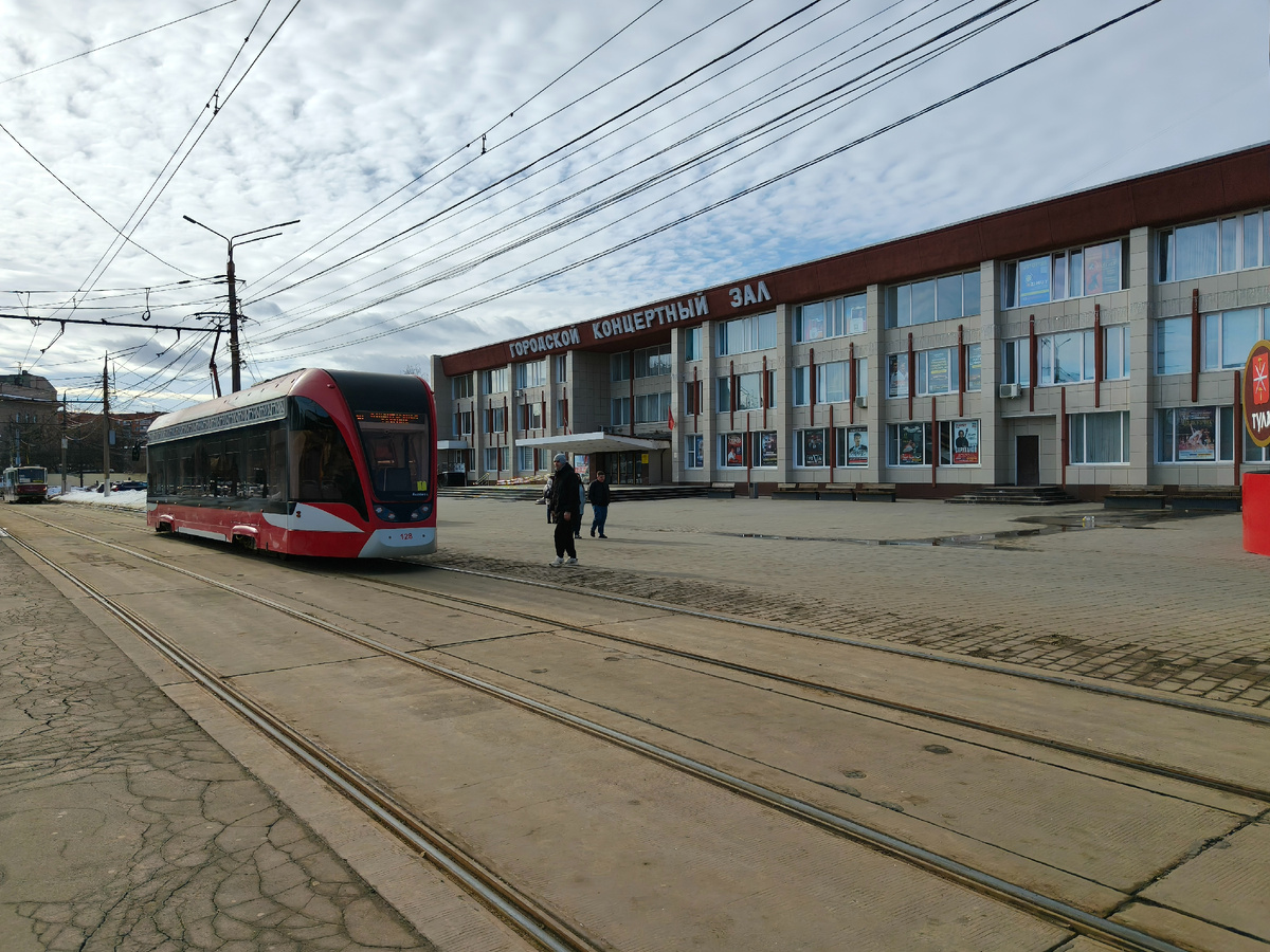 Фото автора. В центре города, где вывозили снег,местами уже так