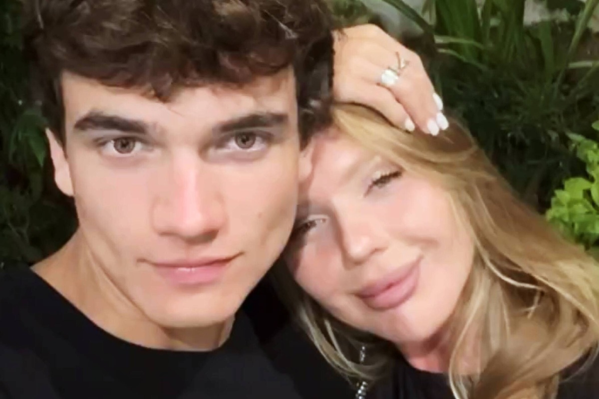     «Я сказала да»: Карина Кросс выходит замуж за хоккеиста и актера Марка Рудаковского, моложе нее на 11 лет - видео