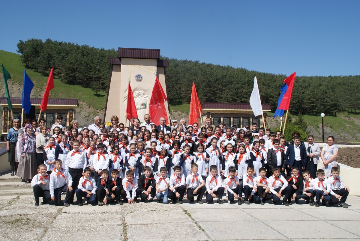 Надо взять лучшее у СССР и социализма! Так победим! Пионерия средней школы аула Красный Октябрь Зеленчукского района Карачаево-Черкесии. Фото автора.